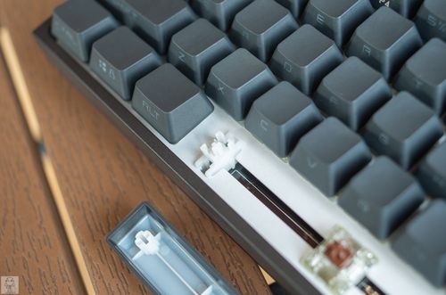 以前用过的薄膜键盘,好像就只用两根铁丝支撑下,很不稳定,拆卸也十分